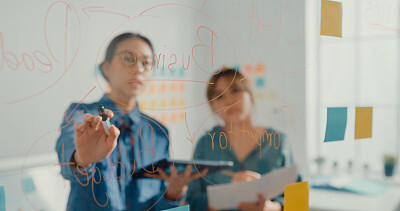 毕业生就业质量年度报告：就业趋势与教育对接分析